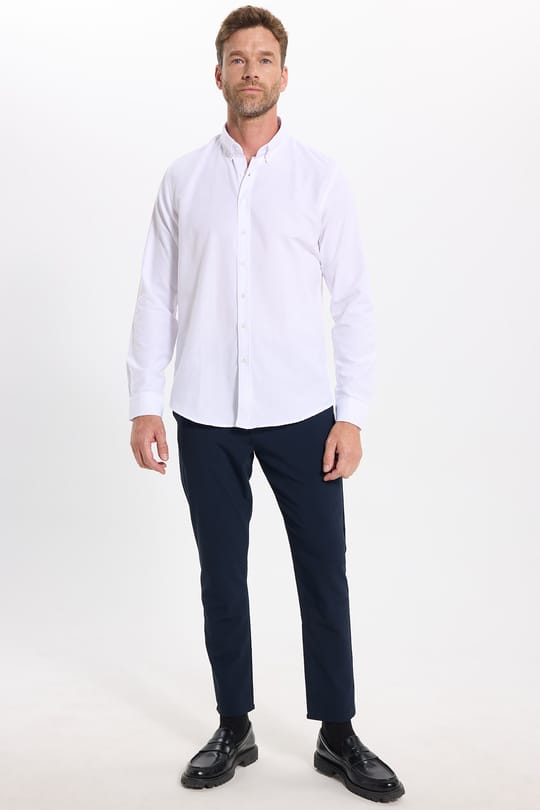 Erkek Slim Fit Dar Kesim Uzun Kollu Pamuklu Oxford Doku Kolay Ütülenebilir Beyaz Düğmeli Yaka Gömlek