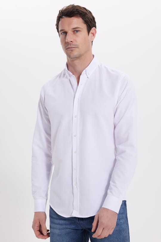 Erkek Slim Fit Dar Kesim Uzun Kollu Pamuklu Oxford Doku Kolay Ütü Beyaz Düğmeli Yaka Gömlek