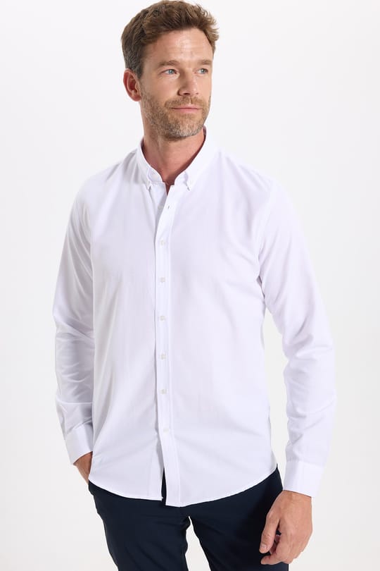 Erkek Slim Fit Dar Kesim Uzun Kollu Pamuklu Oxford Doku Kolay Ütülenebilir Beyaz Düğmeli Yaka Gömlek