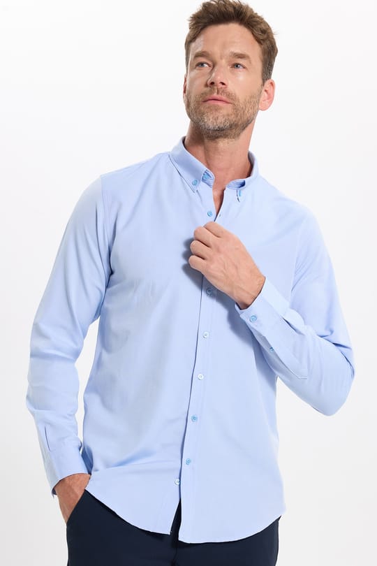 Erkek Slim Fit Dar Kesim Uzun Kollu Pamuklu Oxford Doku Kolay Ütülenebilir Mavi Düğmeli Yaka Gömlek