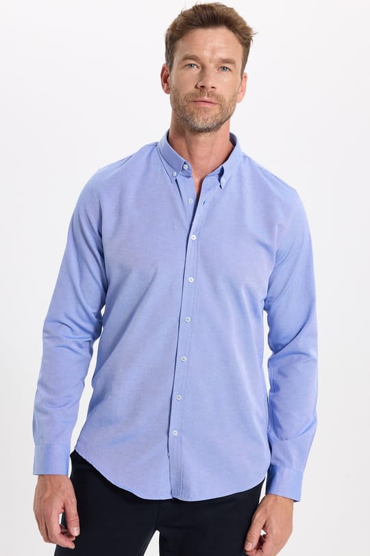 Erkek Slim Fit Dar Kesim Uzun Kollu Pamuklu Oxford Doku Kolay Ütülenebilir Mavi Düğmeli Yaka Gömlek