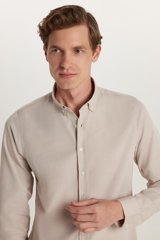 Erkek Slim Fit Dar Kesim Uzun Kollu Pamuklu Oxford Doku Kolay Ütü Taş Renk Düğmeli Yaka Gömlek