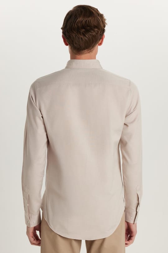 Erkek Slim Fit Dar Kesim Uzun Kollu Pamuklu Oxford Doku Kolay Ütü Taş Renk Düğmeli Yaka Gömlek