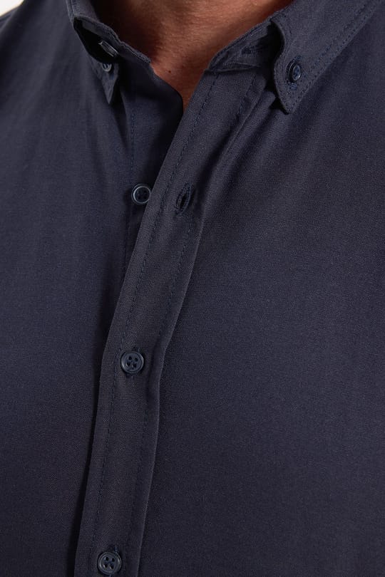 Erkek Slim Fit Dar Kesim Uzun Kollu Pamuklu Oxford Doku Kolay Ütülenebilir Lacivert Düğmeli Yaka Gömlek