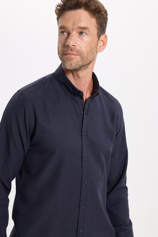 Erkek Slim Fit Dar Kesim Uzun Kollu Pamuklu Oxford Doku Kolay Ütülenebilir Lacivert Düğmeli Yaka Gömlek