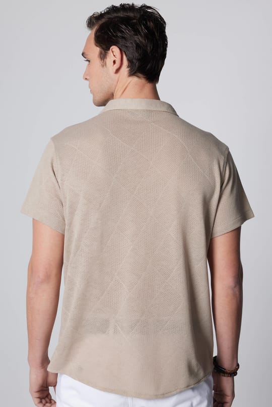 Erkek Slim Fit Dar Kesim Kısa Kollu Nefes Alan Örme Doku Kare Desenli Taş Renk Apaş Yaka Gömlek