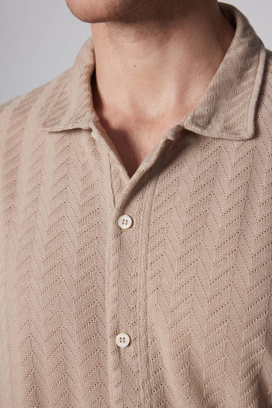 Erkek Slim Fit Dar Kesim Kısa Kollu Nefes Alan Örme Doku Armür Desenli Taş Renk Gömlek