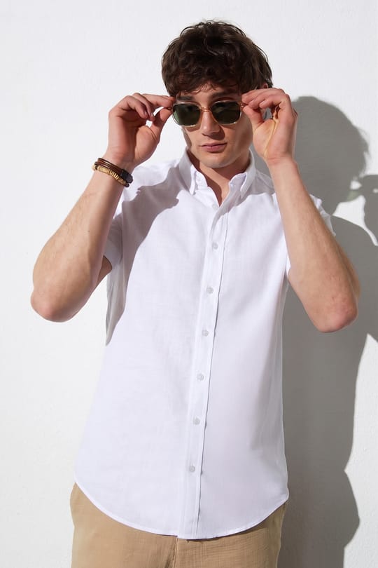 Erkek Slim Fit Dar Kesim Kısa Kollu %100 Pamuk Keten Doku Beyaz Düğmeli Yaka Gömlek