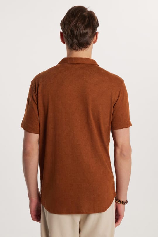 Slim Fit Kısa Kol Örme Kumaş Apaş Yaka Rahat Armürlü Doku Kahverengi Erkek Gömlek