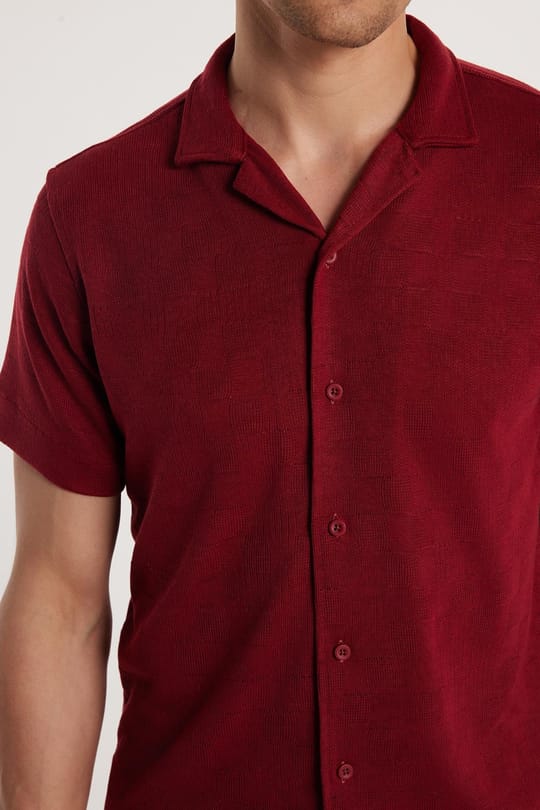 Slim Fit Kısa Kol Örme Kumaş Apaş Yaka Rahat Armürlü Doku Bordo Erkek Gömlek