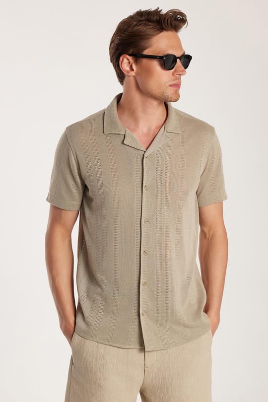 Erkek Slim Fit Örme Kumaş Apaş Yaka Rahat Kullanım Kısa Kol Bej Gömlek