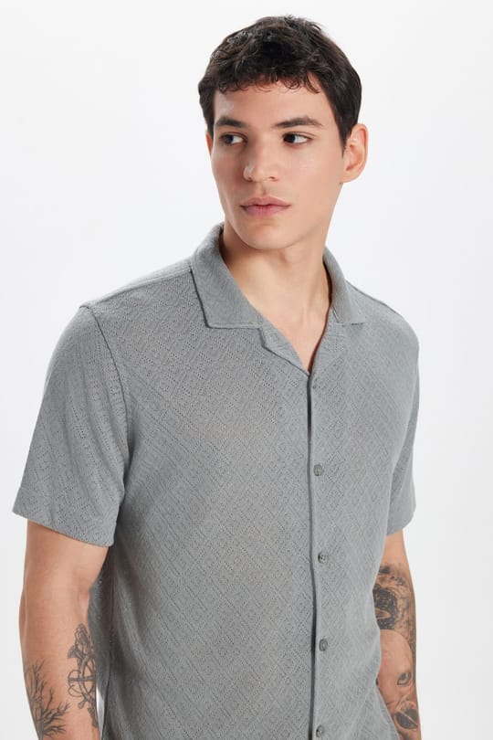Erkek Slim Fit Dar Kesim Kısa Kollu Örme Doku Apaş Yaka Gri Gömlek