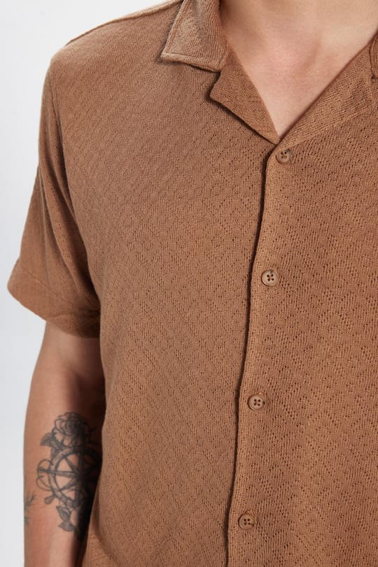 Erkek Slim Fit Dar Kesim Kısa Kollu Örme Doku Apaş Yaka Kahverengi Gömlek