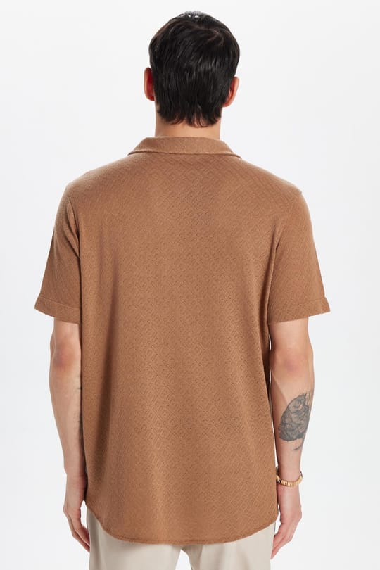Erkek Slim Fit Dar Kesim Kısa Kollu Örme Doku Apaş Yaka Kahverengi Gömlek