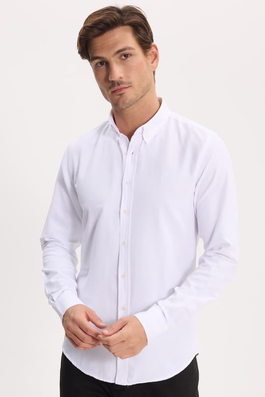 Erkek Slim Fit Dar Kesim Düz Oxford Armalı Düğmeli Yaka Beyaz Spor Gömlek