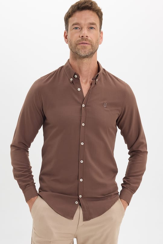 Erkek Slim Fit Dar Kesim Düz Oxford Armalı Düğmeli Yaka Kahverengi Spor Gömlek