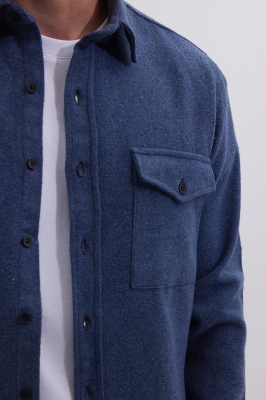 Erkek Slim Fit Tek Cep Kapaklı Düz Oduncu Spor İndigo Gömlek