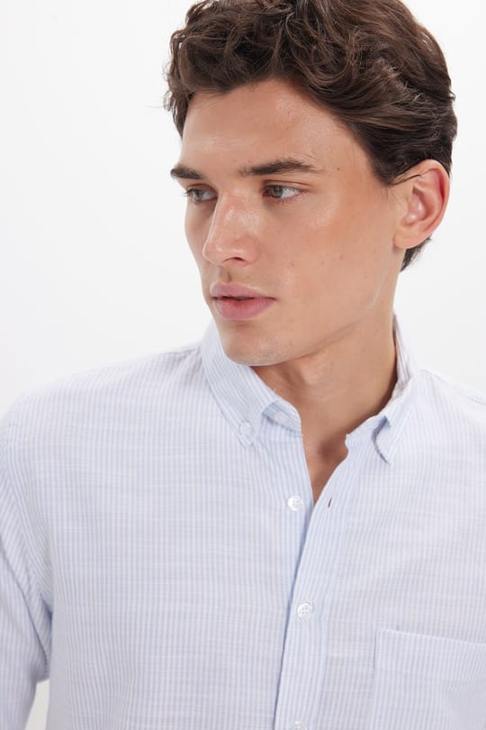 Erkek Slim Fit Dar Kesim %100 Pamuk Düğmeli Yaka Çizgili Uzun Kollu Cepli Keten Efektli Mavi Gömlek