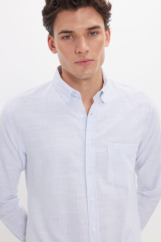 Erkek Slim Fit Dar Kesim %100 Pamuk Düğmeli Yaka Çizgili Uzun Kollu Cepli Keten Efektli Mavi Gömlek