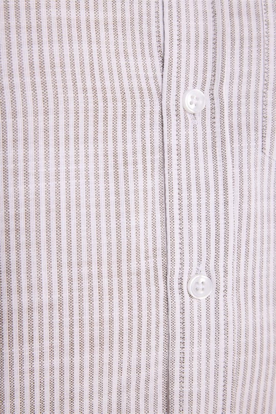 Erkek Slim Fit Dar Kesim %100 Pamuk Düğmeli Yaka Çizgili Uzun Kollu Cepli Keten Efektli Haki Gömlek