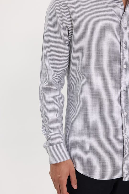 Erkek Slim Fit Dar Kesim %100 Pamuk Düğmeli Yaka Çizgili Uzun Kollu Cepli Keten Siyah-Beyaz Gömlek