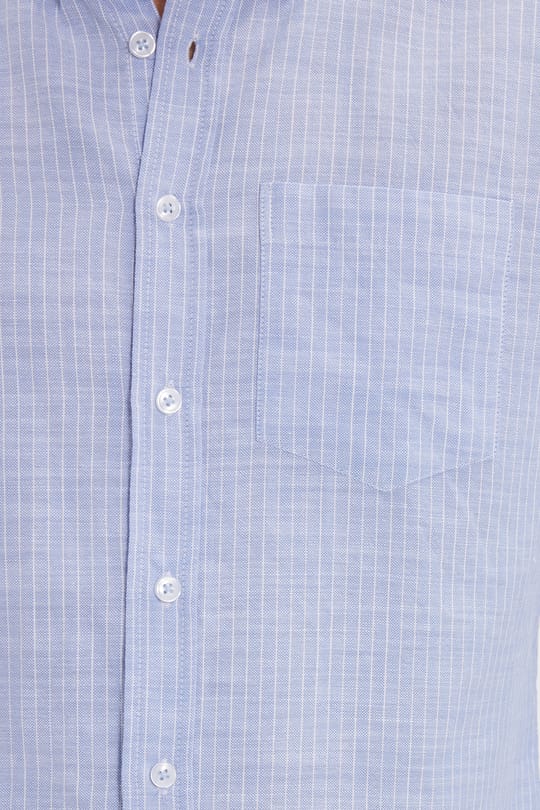 Erkek Slim Fit Dar Kesim %100 Pamuk Düğmeli Yaka Çizgili Uzun Kollu Cepli Keten Efektli Mavi Gömlek