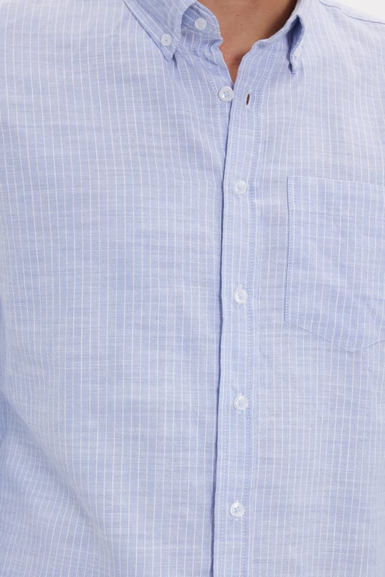 Erkek Slim Fit Dar Kesim %100 Pamuk Düğmeli Yaka Çizgili Uzun Kollu Cepli Keten Efektli Mavi Gömlek
