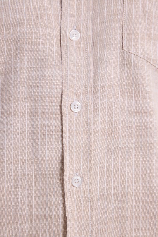 Erkek Slim Fit Dar Kesim %100 Pamuk Düğmeli Yaka Çizgili Uzun Kollu Cepli Keten Efektli Bej Gömlek