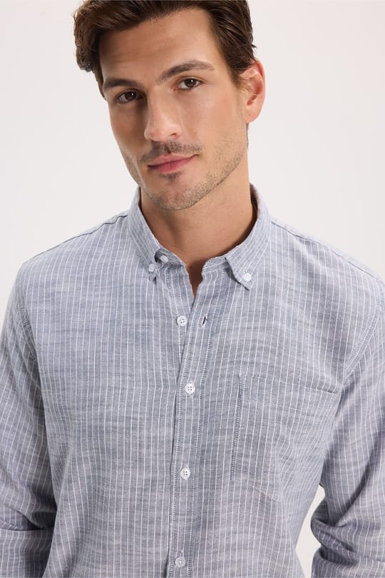 Erkek Slim Fit Dar Kesim %100 Pamuk Düğmeli Yaka Çizgili Uzun Kollu Cepli Keten Lacivert Gömlek