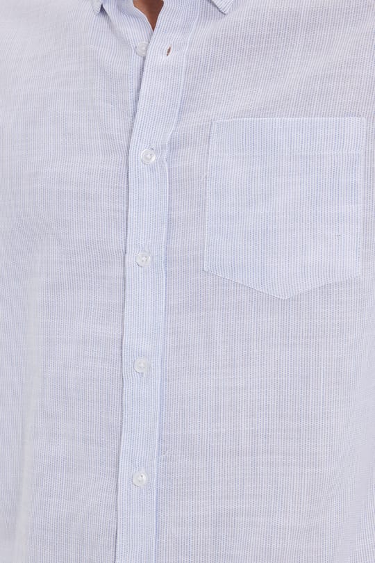 Erkek Slim Fit Dar Kesim %100 Pamuk Düğmeli Yaka Çizgili Uzun Kollu Cepli Keten Efektli Mavi Gömlek