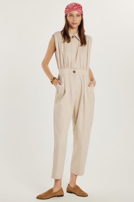 Kadın Slim Fit Dar Kesim Sıfır Kollu Düğmeli Polo Yaka Bej Tulum 