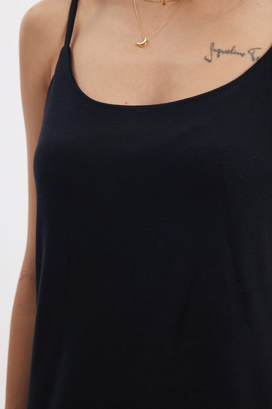 Kadın Regular Fit Klasik Kesim Askılı Yaka Yırtmaç Detaylı Siyah Elbise