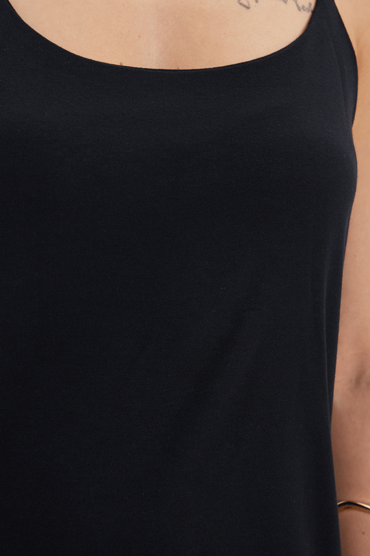 Kadın Regular Fit Klasik Kesim Askılı Yaka Yırtmaç Detaylı Siyah Elbise