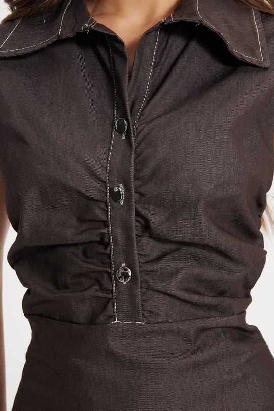 Kadın Relax Fit Rahat Kesim Düğmeli Göğüs Büzgü Detaylı Yırtmaçlı Maxi Boy Kahverengi Kot Elbise