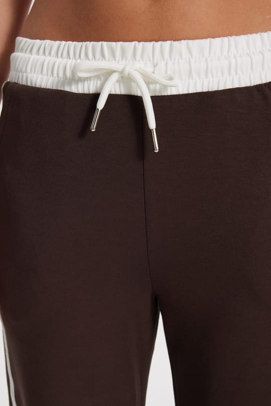 Kadın Relax Fit Bol Kesim Lastikli Bel Çizgili Geniş Paça Likralı Kahverengi Eşofman Altı