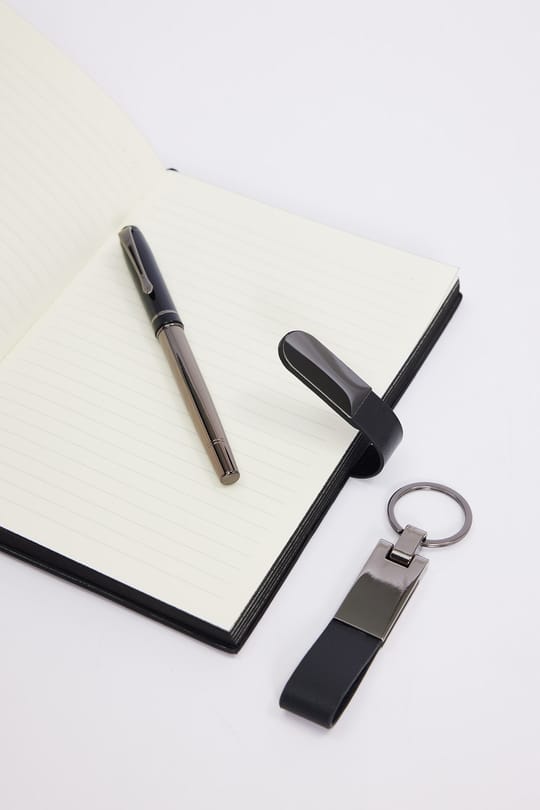 Premium Metal Kalem Metal Anahtarlık Termo Deri Kapak 14,5 x 21cm Defter 224 Sayfa Kutulu Hediyelik
