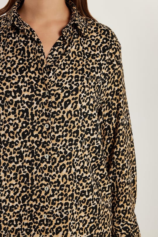 Kadın Relax Fit Rahat Kesim Uzun Kollu Bürümcük Kumaş Leopar Desenli Gömlek