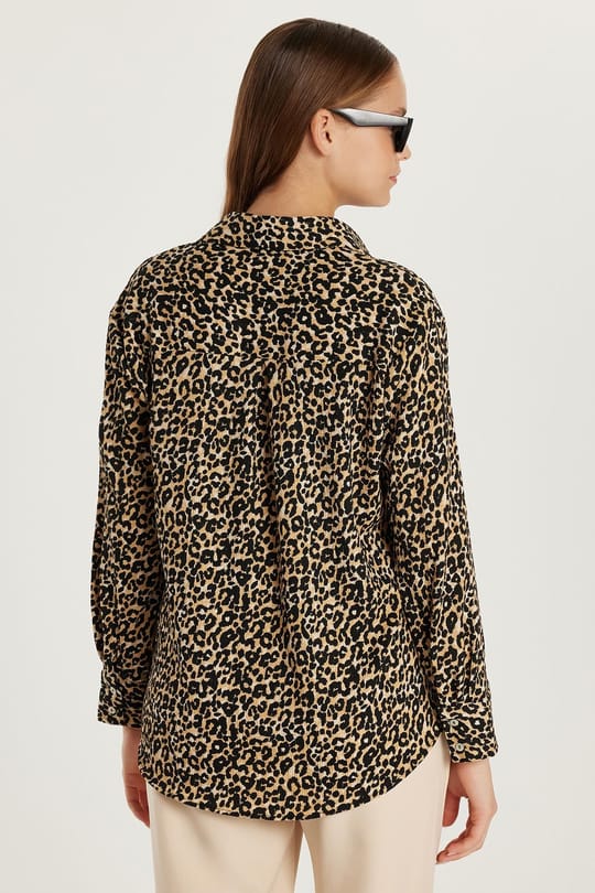 Kadın Relax Fit Rahat Kesim Uzun Kollu Bürümcük Kumaş Leopar Desenli Gömlek