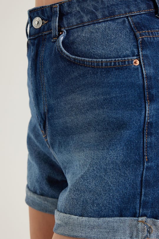 Kadın Slim Fit Dar Kesim %100 Pamuk Paça Katlamalı Açık Mavi Jean Kot Şort