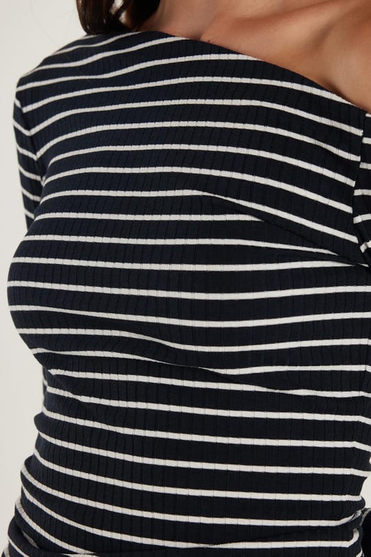 Kadın Standart Fit Çizgili Asimetrik Yaka Bluz