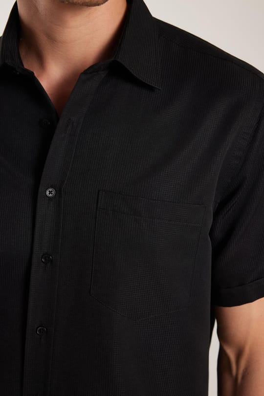 Erkek Regular Fit Klasik Kesim Kısa Kollu Pamuklu Tek Cepli Armürlü Siyah Gömlek