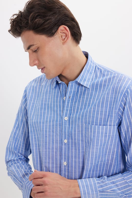 Erkek Regular Fit Klasik Kesim Oversize Uzun Kollu %100 Pamuk Keten Doku Tek Cepli Mavi Çizgili Gömlek
