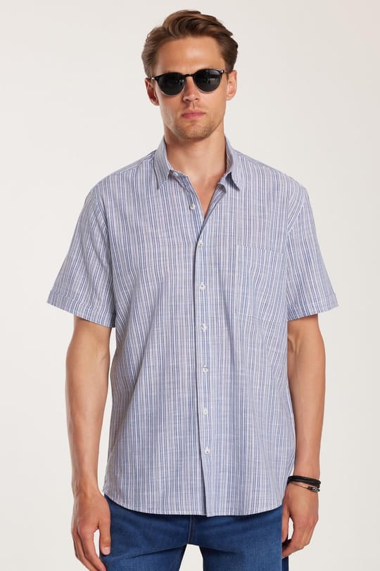 Erkek Regular Fit Klasik Kesim Oversize %100 Pamuk Kısa Kollu Keten Doku Tek Cepli Çizgili Lacivert Gömlek