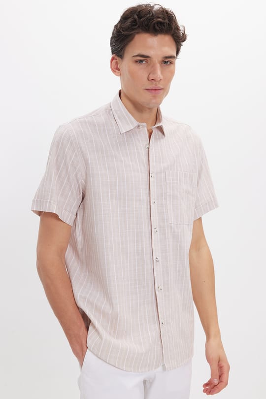 Erkek Regular Fit Klasik Kesim Oversize %100 Pamuk Keten Doku Tek Cepli Çizgili Kısa Kollu Bej Gömlek