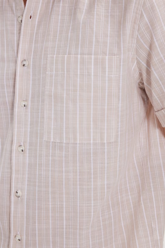 Erkek Regular Fit Klasik Kesim Oversize %100 Pamuk Keten Doku Tek Cepli Çizgili Kısa Kollu Bej Gömlek