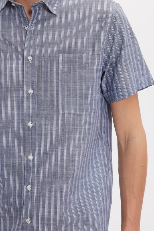 Erkek Regular Fit Klasik Kesim Oversize %100 Pamuk Keten Doku Tek Cepli Çizgili Kısa Kollu Lacivert Gömlek