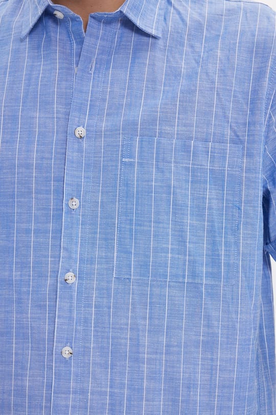Erkek Regular Fit Klasik Kesim Oversize %100 Pamuk Keten Doku Tek Cepli Çizgili Kısa Kollu Saks Mavi Gömlek