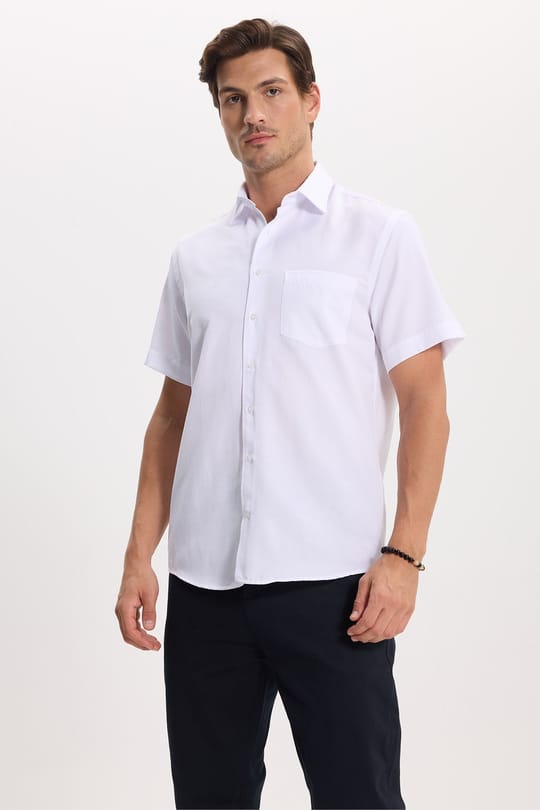 Erkek Regular Fit Klasik Kesim Pamuklu Kısa Kollu Armürlü Cepli Beyaz Gömlek