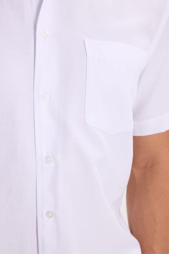 Erkek Regular Fit Klasik Kesim Pamuklu Kısa Kollu Armürlü Cepli Beyaz Gömlek