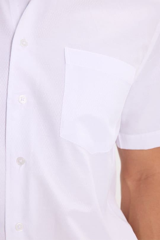 Erkek Regular Fit Klasik Kesim Pamuklu Kısa Kollu Armürlü Cepli Beyaz Gömlek